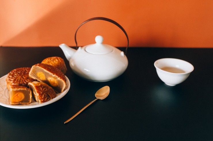 Uống trà và ăn bánh trung thu giúp trung hòa vị ngọt của bánh. Ảnh: Nataliya Vaitkevich- Pexel