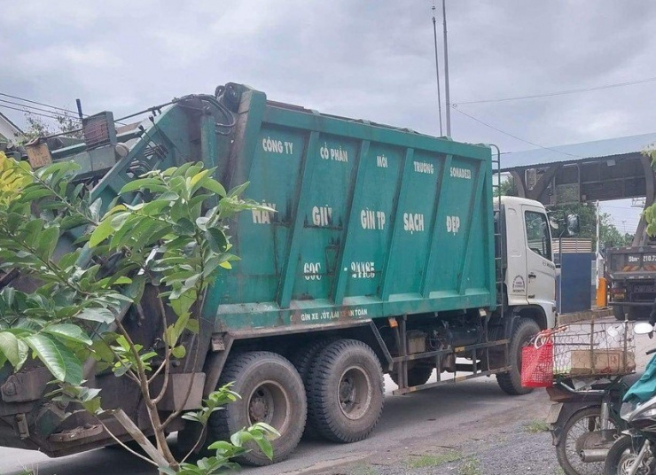 Chiếc xe chở rác có chữ Công ty CP môi trường Sonadezi cán qua người bé trai khiến nạn nhân tử vong tại chỗ: Ảnh: VH.