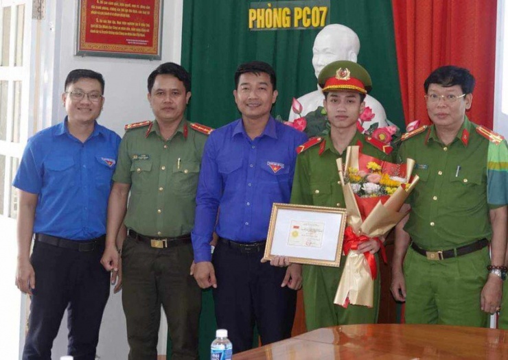 Phó Bí thư Tỉnh đoàn trao tặng Huy hiệu Tuổi trẻ dũng cảm cho Binh nhì Trần Văn Quỳnh. Ảnh: NL