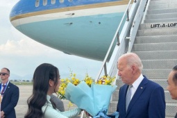 Bạn trẻ - Cuộc sống - Nữ sinh tặng hoa cho Tổng thống Mỹ Joe Biden tại sân bay Nội Bài là ai?