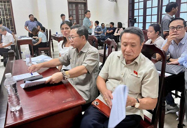 Ông Lưu Bình Nhưỡng (giữa đeo kính) và ông Hà Sỹ Đồng - Phó Chủ tịch Thường trực UBND tỉnh Quảng Trị, Phó trưởng Đoàn đại biểu Quốc hội tỉnh Quảng Trị cùng tham gia giám sát tại phiên tòa hành chính ngày 7/9/2023. Ảnh: XD