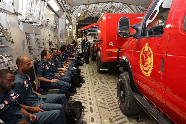   Nhân viên Nhóm Tìm kiếm và Cứu nạn Quốc tế Qatar trên máy bay xuất phát từ Căn cứ Không quân Al Udeid, gần Doha (Qatar) đến Maroc. Ảnh: Reuters  