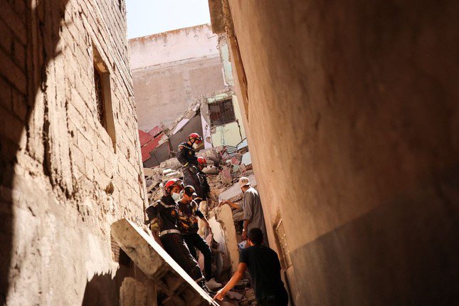 Lực lượng cứu hộ tìm kiếm các nạn nhân và thi thể trong đống đổ nát sau trận động đất ở Maroc. Ảnh: Reuters