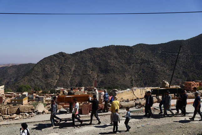 Đám tang hai nạn nhân ở Moulay Brahim. Ảnh: Reuters