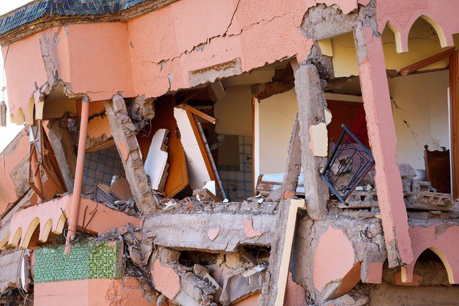 Khung cảnh hoang tàn tại một khách sạn ở Moulay Brahim. Ảnh: Reuters