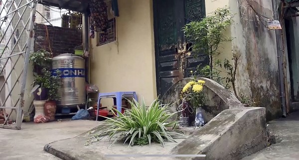 Không khó để bắt gặp những ngôi mộ ngay trước cửa nhà dân ở phố Giáp Nhị