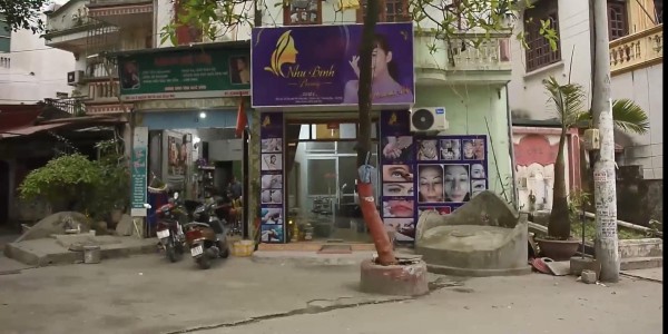 Chị Như Bình cho rằng việc có ngôi mộ nằm ngay trước cửa hàng cũng không ảnh hưởng nhiều đến việc kinh doanh