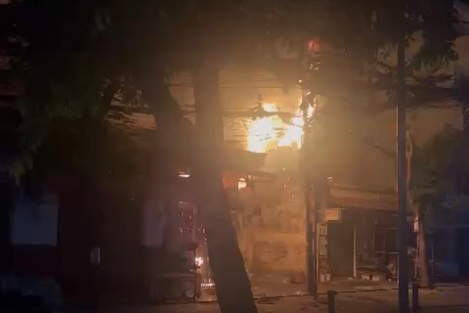 Ngọn lửa bùng lên dữ dội.