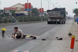 Tai nạn trên quốc lộ 1A, chồng gào khóc bên thi thể vợ