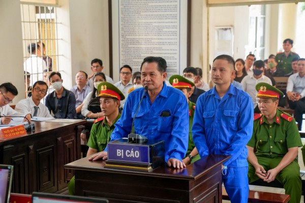 Hai cha con bị cáo Lê Thái Thiện và Lê Thái Phong tại phiên tòa.