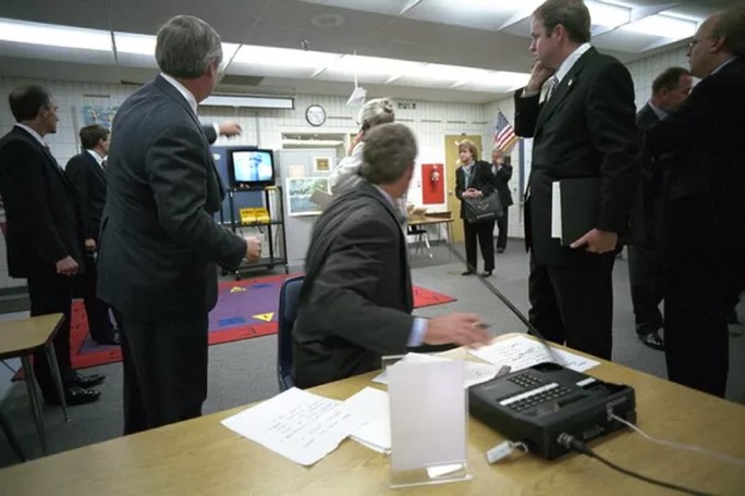 Ngày 11-9-2001, ông George W Bush, khi đó là tổng thống Mỹ, đang đọc truyện cho một lớp học tại Trường tiểu học Emma E Booker ở Sarasota, bang Florida thì nhận được tin về vụ khủng bố thảm khốc. Ảnh: Eric Draper/Lưu trữ Quốc gia Mỹ