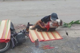 Tin tức trong ngày - Cha ôm thi thể con 6 tuổi bị xe chở rác tông tử vong bên đường