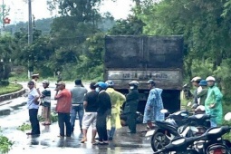 Tin tức trong ngày - Tông vào đuôi xe tải đỗ bên đường, hai vợ chồng tử vong