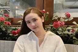 Thời trang - "Cô trưởng phòng nóng nhất phim Việt" mặc sơ mi buông cúc hờ hững đi ăn hàng