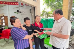 Tin tức trong ngày - Công an An Giang tìm thân nhân cho bé trai bị rơi xuống sông