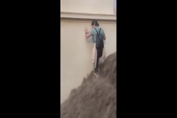 Thế giới - Clip: Người phụ nữ quyết tâm đi xuống cầu thang khi nước lũ chảy xối xả