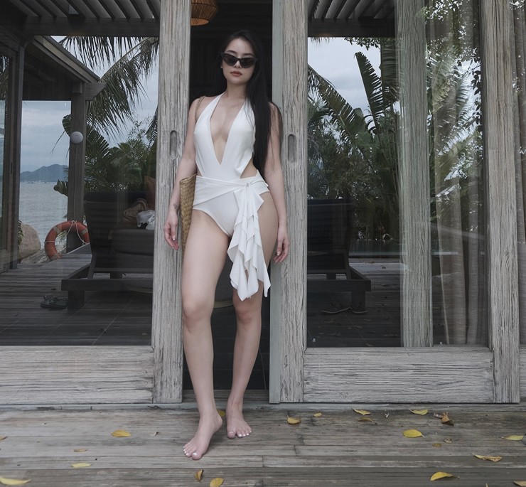 Chi Hoàng khoe dáng trong loạt ảnh diện bikini mới.