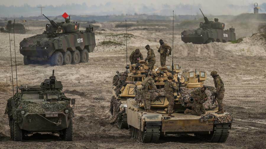 Một đơn vị thiết giáp của NATO tập trận (ảnh: Financial Times)