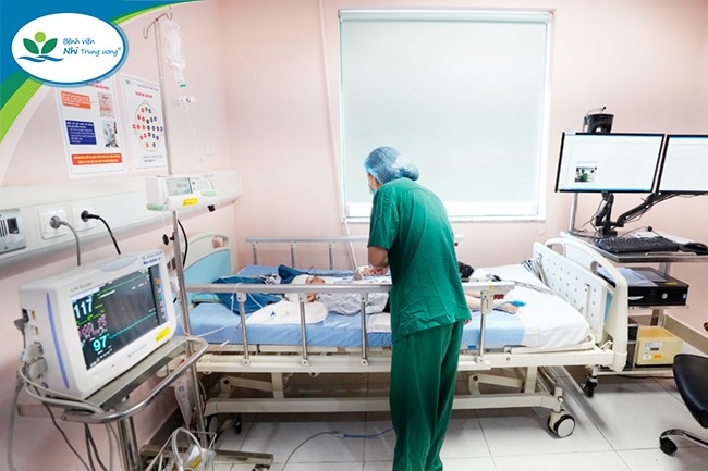 Bệnh nhi được theo dõi tại bệnh viện. 