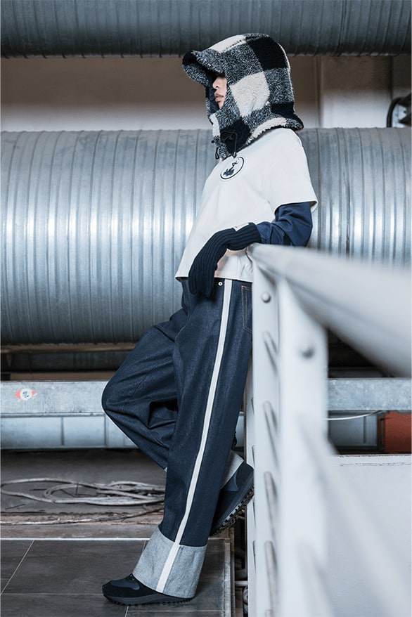 Bộ sưu tập bền vững của Emporio Armani đi từ bờ biển đến sân bóng - 3