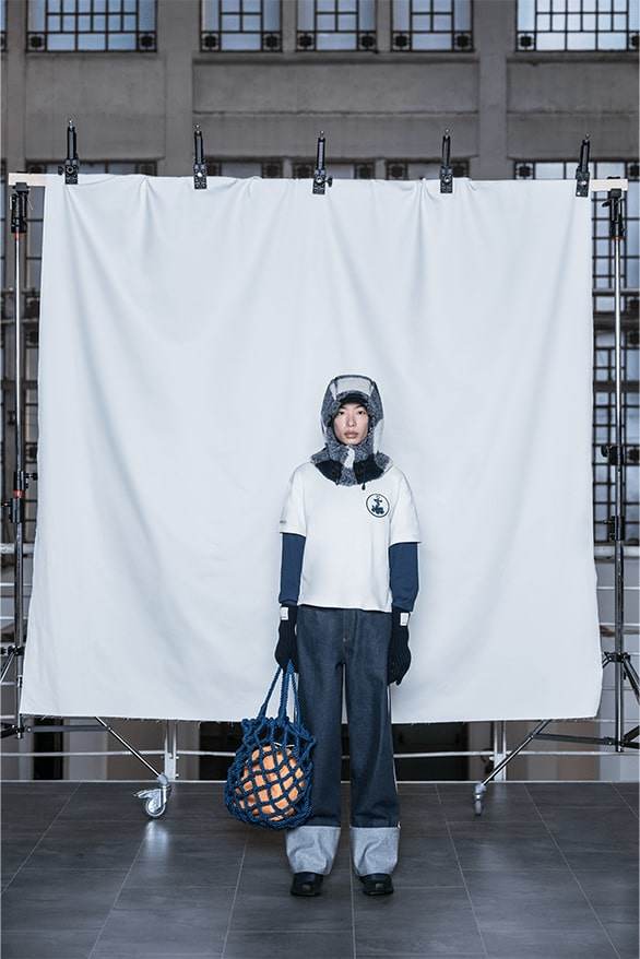 Bộ sưu tập bền vững của Emporio Armani đi từ bờ biển đến sân bóng - 2