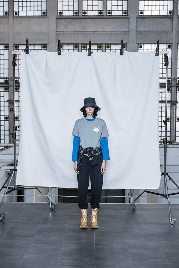 Bộ sưu tập bền vững của Emporio Armani đi từ bờ biển đến sân bóng - 16