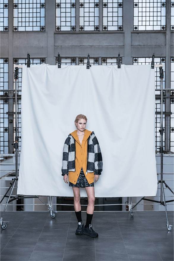 Bộ sưu tập bền vững của Emporio Armani đi từ bờ biển đến sân bóng - 14