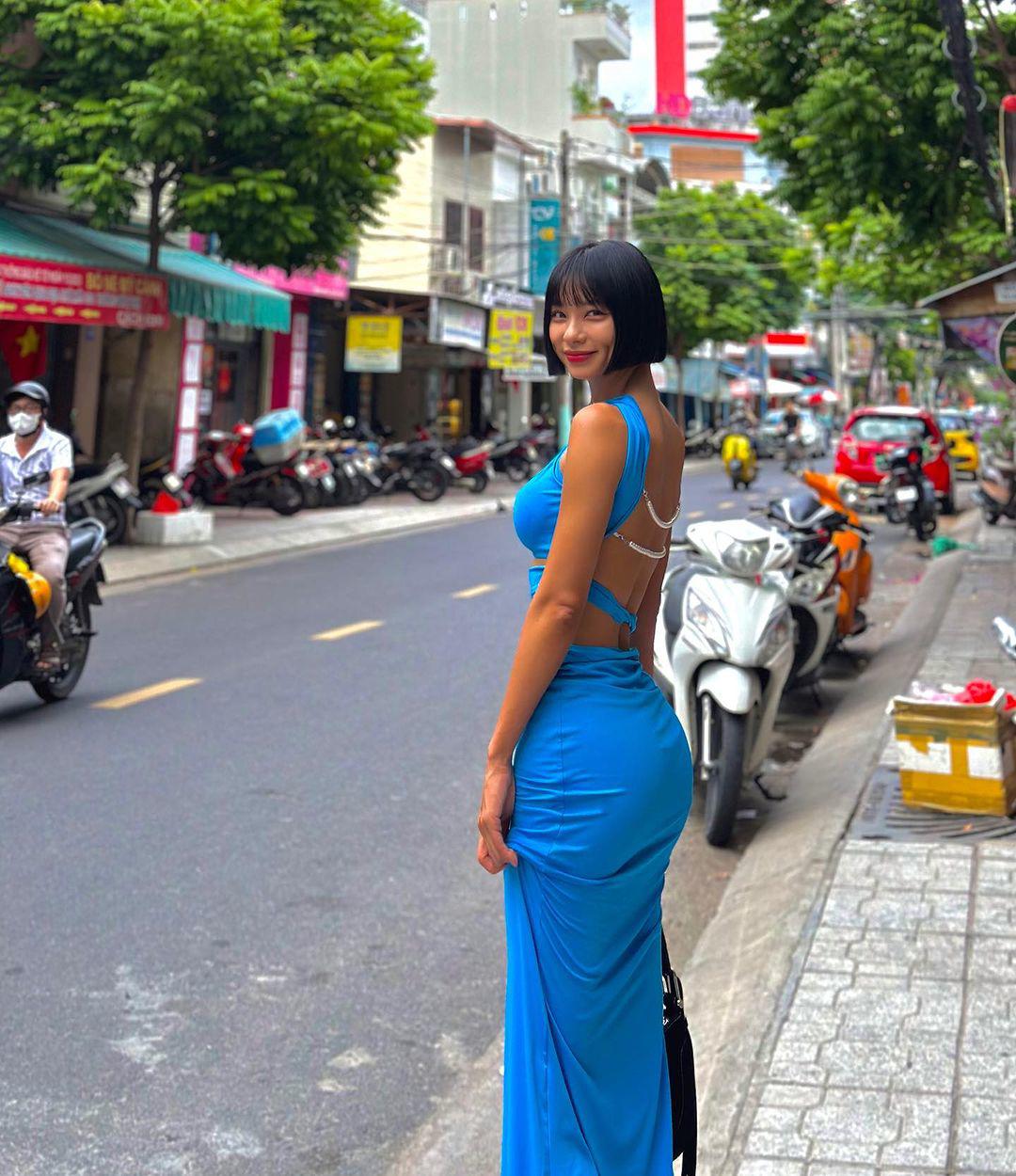 Body tuyệt đẹp, Khyunee khiến nhiều người phải ngoái nhìn khi đứng khoe dáng bên đường phố ở Việt Nam.&nbsp;