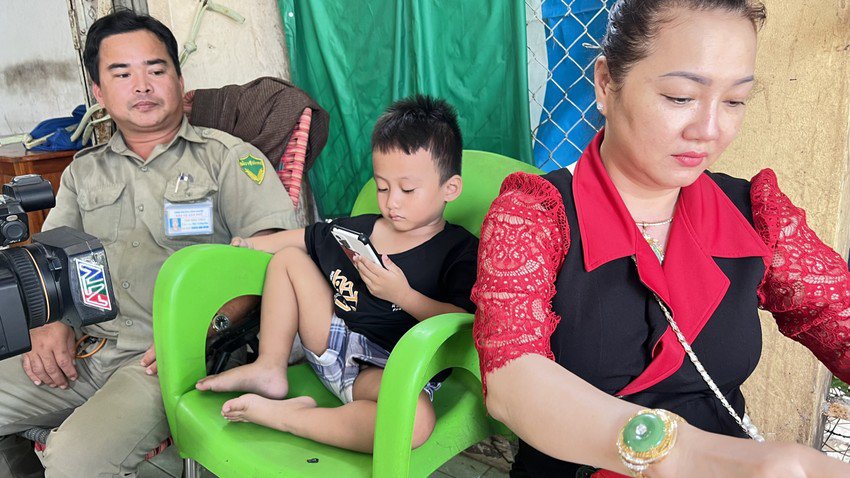 Bé trai bị rơi xuống sông may mắn được cứu kịp thời