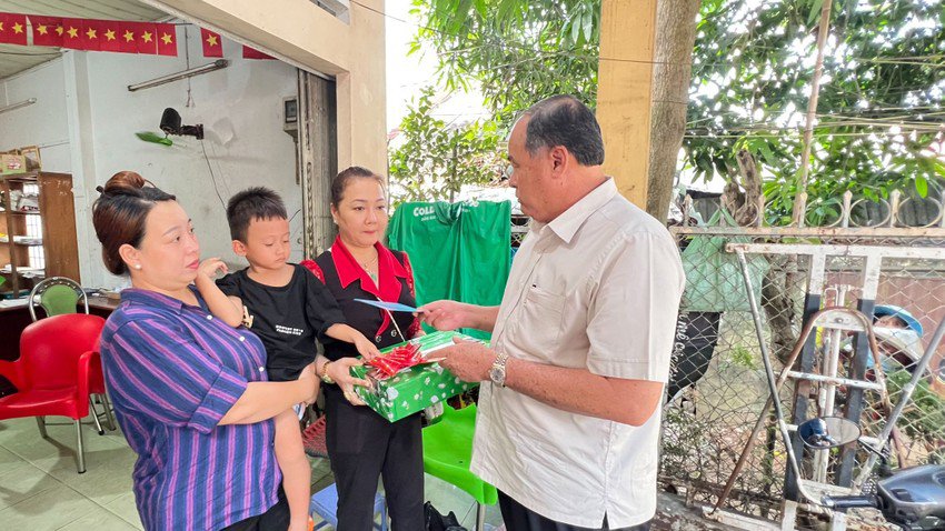 Chủ tịch tỉnh An Giang thăm và trao quà cho cháu bé