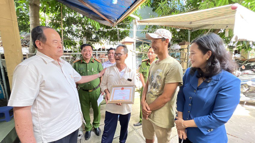 Chủ tịch tỉnh cũng khen thưởng đột xuất cho cha con ông Bùi Ngọc Thọ và con Bùi Hữu Thành. Ảnh: HD