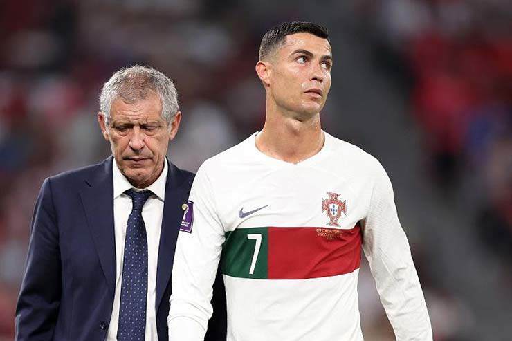 Fernando Santos (trái)&nbsp;sau chưa đầy 1 năm chia tay tuyển Bồ Đào Nha đã mất việc ở ĐT Ba Lan