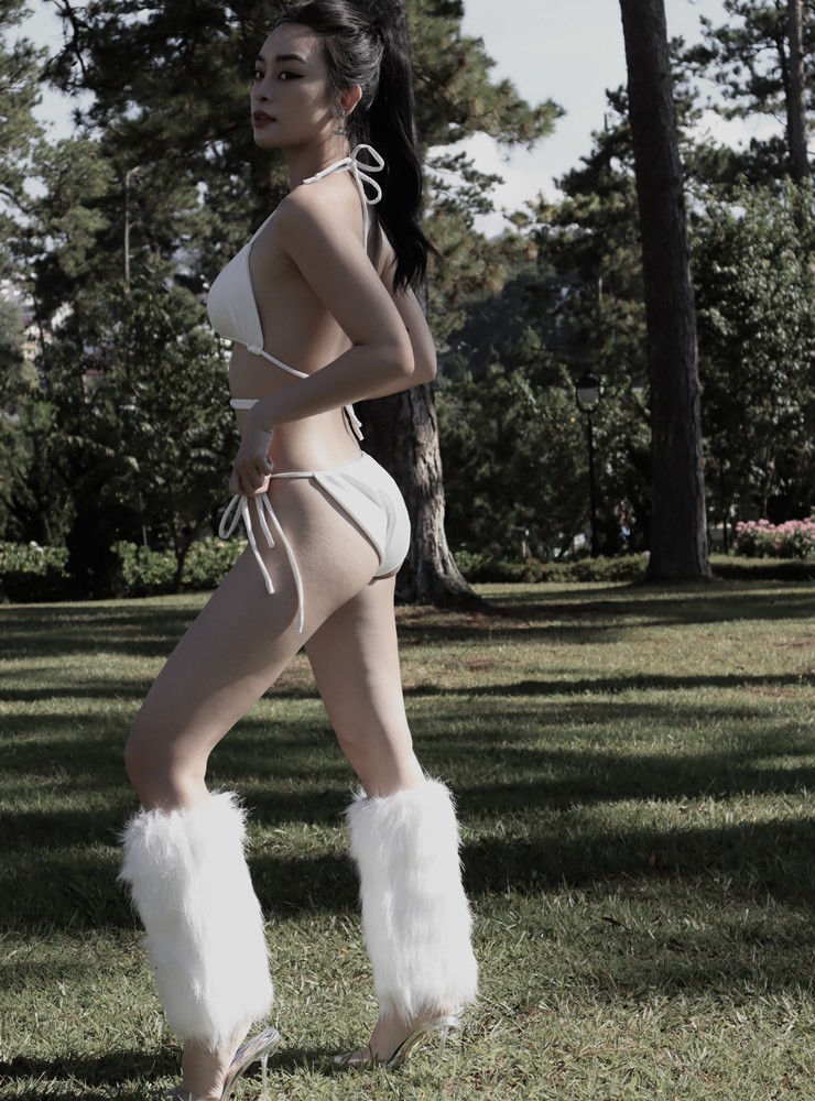 Cô nàng trông phá cách khi diện bikini đi giày cao gót, tạo dáng trên cánh đồng cỏ.