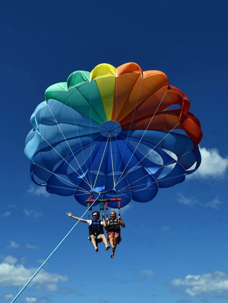 Một số cuộc hẹn hò của Wurnig bao gồm trượt zip, dù lượn, đi trực thăng, cưỡi ngựa, chèo ván, bắn súng sơn và chèo thuyền trên không.