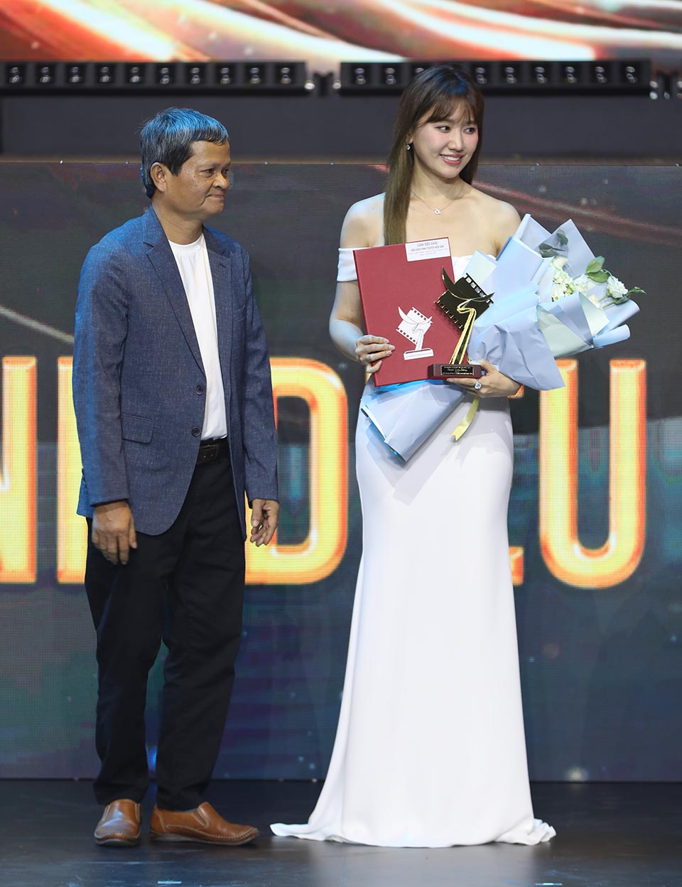 Hari Won nhận giải thưởng thay Trấn Thành.