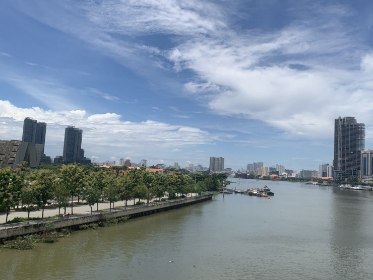 Bờ sông Sài Gòn phía Thủ Thiêm ngay gần cầu Ba Son được làm kè và trồng cây xanh. Ảnh N. QUỲNH - N. NGỌC