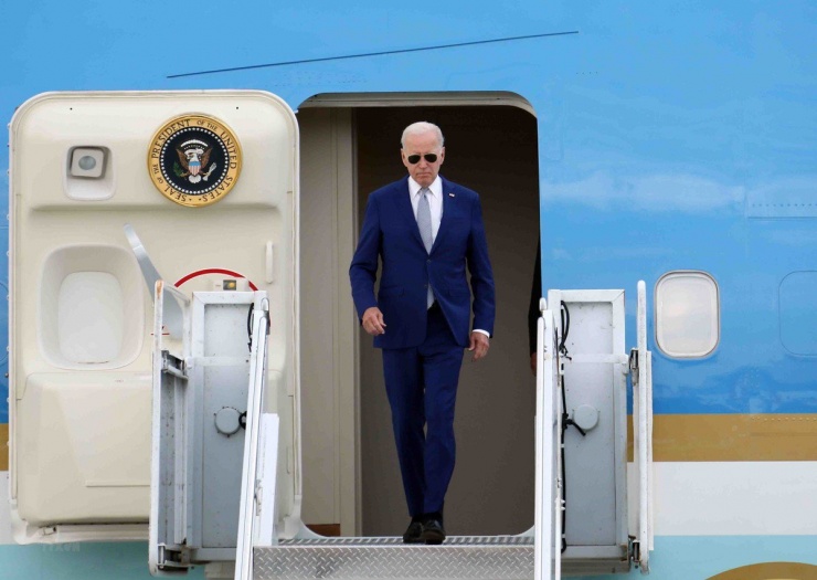 Tổng thống Mỹ Joe Biden bước ra từ chuyên cơ không lực 1, chiều 10-9. Ảnh: PHI HÙNG