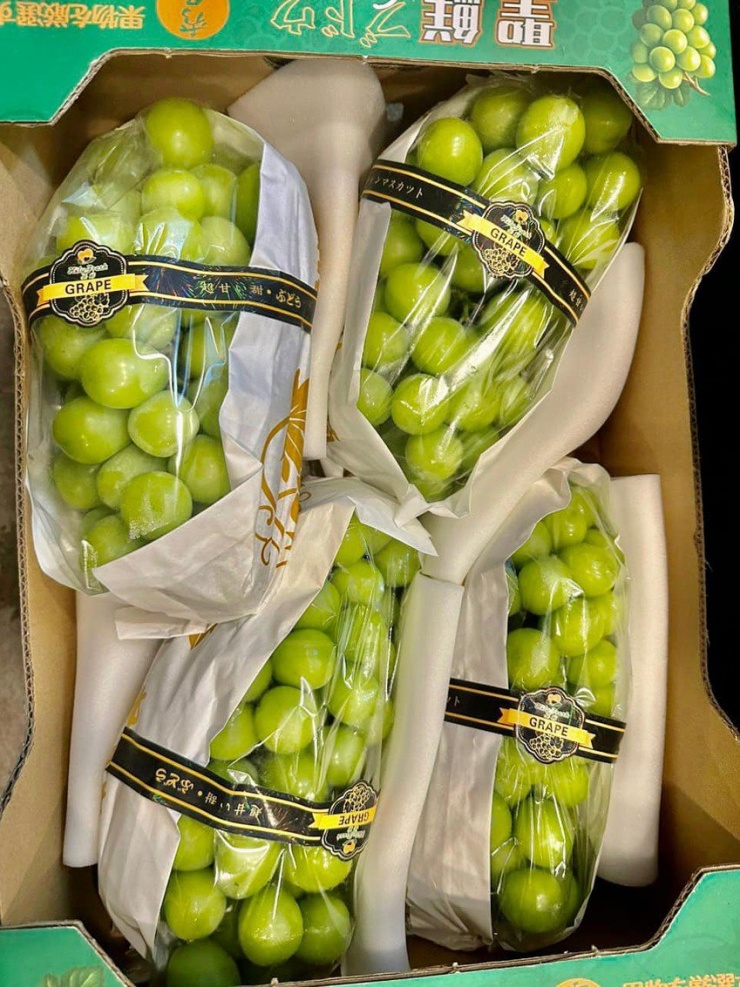 Nho mẫu đơn Trung Quốc đóng theo thùng được rao bán trên mạng xã hội với giá 299.000 đồng/thùng. Ảnh: ĐỨC HIỀN