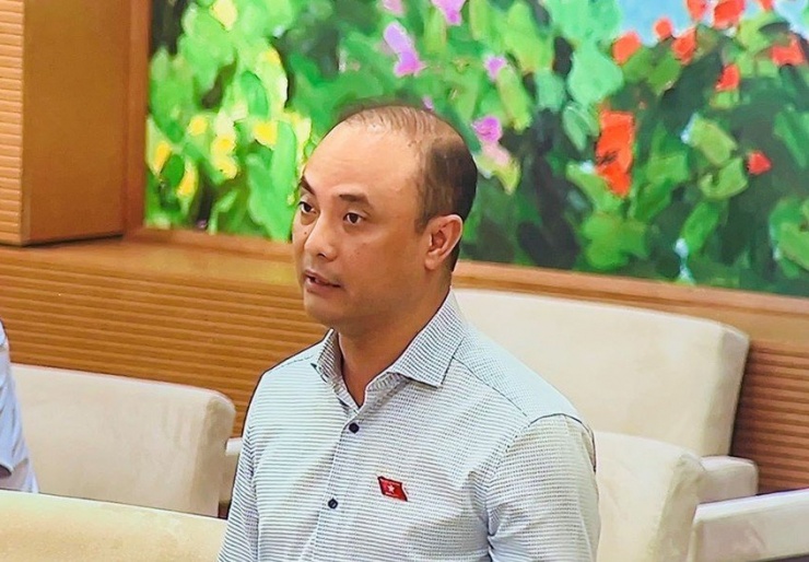 Phó Chủ nhiệm Ủy ban Khoa học, Công nghệ và Môi trường của QH Nguyễn Phương Tuấn thông tin về hồ Ka Pét. Ảnh: CHÂN LUẬN