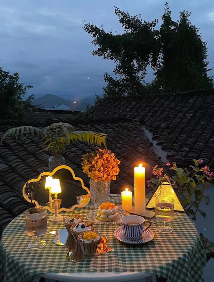 Khu vực sân thượng cũng được cải tạo rất thơ mộng.&nbsp;Đây vừa là nơi anh thư giãn, vừa là quán cà phê nhỏ phục vụ những vị khách muốn tìm khoảng yên bình giữa cuộc sống bộn bề.
