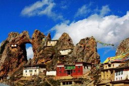Ngôi chùa đẹp nhất ở Tây Tạng được xây dựng trên rìa của một vách đá đẹp tựa thiên đàng