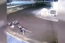 Clip: Thanh niên ngã xe máy và hành động ”nhảy số” khiến ai cũng bất ngờ