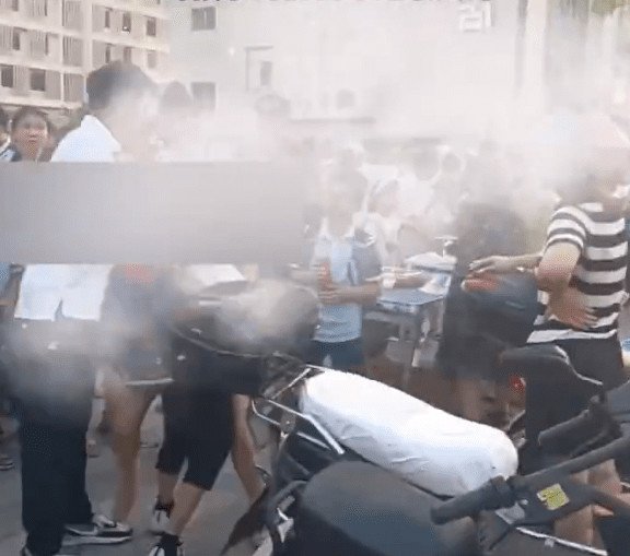 Đứa trẻ hoảng loạn khóc lớn khiến những người có mặt xót xa. Ảnh: Sohu.