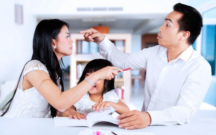 Nhiều người có xu hướng đổ lỗi hoặc trách móc nửa kia trước mặt con cái&nbsp;khiến con cảm giác không thể tin tưởng vào người mà mình từng rất yêu thương nữa. Ảnh minh họa.