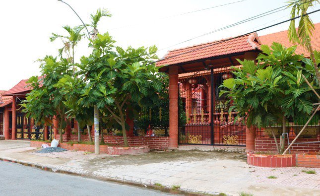 Chủ nhân của ngôi nhà độc đáo này là ông Nguyễn Văn Buôi (64 tuổi, ngụ phường 5, thành phố Vĩnh Long, tỉnh Vĩnh Long), xuất thân trong gia đình có truyền thống làm gốm và có thâm niên hơn 30 năm trong nghề.