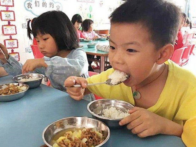 Con nói cơm trưa ở trường rất ngon, mẹ xem ảnh món ăn 6 ngày/tuần thì ngã ngửa