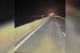 Clip: Hồi hộp xe máy chạy ngược chiều trên cao tốc giữa đêm