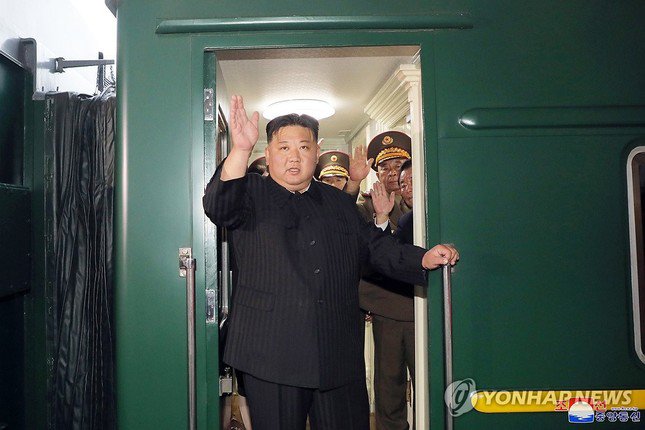 Ông Kim Jong-un lên tàu ở Bình Nhưỡng hôm 10/9. Ảnh: Yonhap