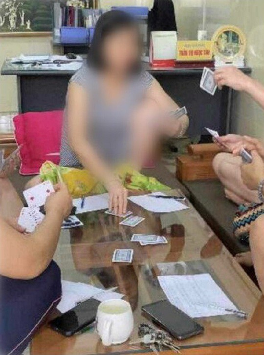 Hình ảnh được cho là nữ hiệu trưởng đang có hành vi đánh bài trong phòng làm việc đang được lan truyền.