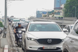 Tin tức trong ngày - Hàng loạt xe máy luồn lách, di chuyển lên vành đai 2 trên cao